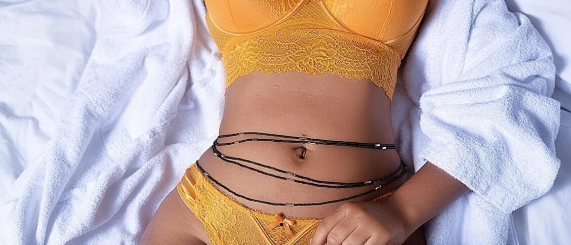 Lady With Waist Beads & Plus Size Friend Dance, Get Many People's